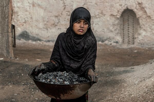 یک دختر 9 ساله درحال کار در یک کوره خشک.  - اسپوتنیک افغانستان  