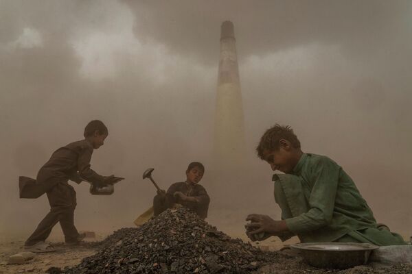 کودکان افغانستانی برای پیدا کردن پول برای ادامه زندگی، در یک کوره خشت کار میکنند.  - اسپوتنیک افغانستان  