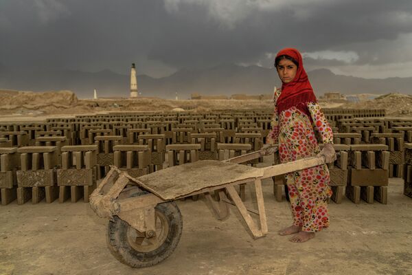 9-летняя афганская девочка работает на кирпичном заводе на окраине Кабула, Афганистан - اسپوتنیک افغانستان  