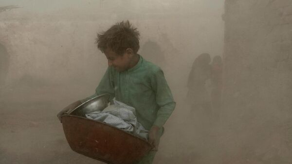 9-летний афганский ребенок работает на кирпичном заводе на окраине Кабула, Афганистан - اسپوتنیک افغانستان  