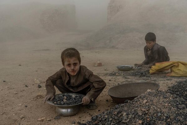 دو کودک هنگام انتقال مواد خشت خام. - اسپوتنیک افغانستان  