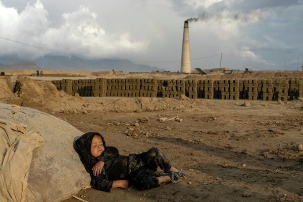 دختر 4 ساله درحال خواب هنگام کار در یک کوره خشت سازی.  - اسپوتنیک افغانستان  