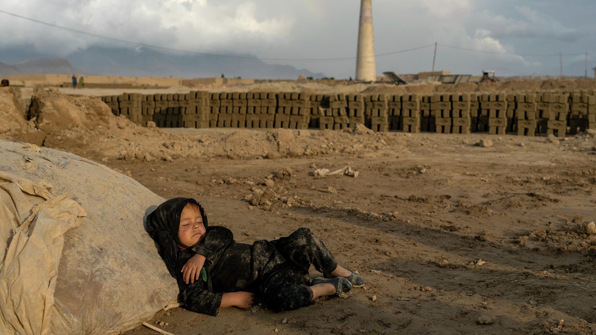 4-летняя афганская девочка спит после работы на кирпичном заводе на окраине Кабула, Афганистан - اسپوتنیک افغانستان  , 1920, 30.08.2023