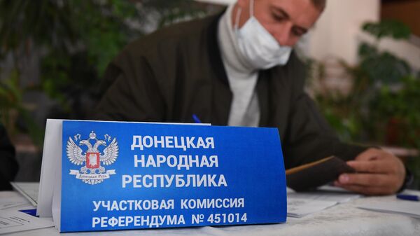 На избирательном участке в Белогорске, где проходит голосование на референдуме о присоединении ДНР и ЛНР к России - اسپوتنیک افغانستان  
