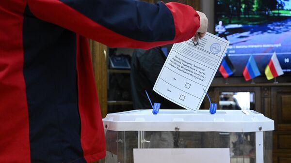 Мужчина голосует на референдуме о присоединении Донецкой народной республики и Луганской народной республики к России на избирательном участке в посольстве ДНР в Москве - اسپوتنیک افغانستان  