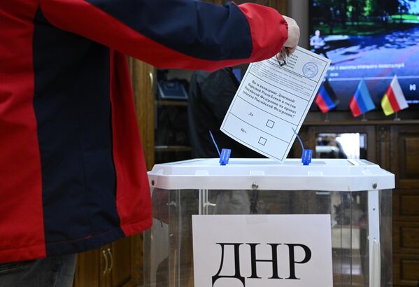 پاسپورت شهروند اوکراین و ورق رای برای رای دادن در همه پرسی در مورد الحاق منطقه Zaporozhye به روسیه - اسپوتنیک افغانستان  