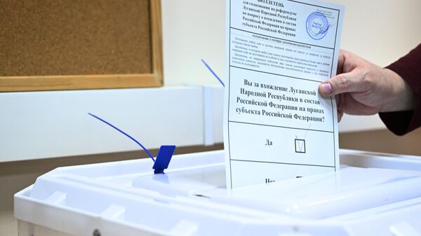 Мужчина голосует на референдуме о присоединении Луганской народной республики к России на избирательном участке в посольстве ДНР в Москве - اسپوتنیک افغانستان  