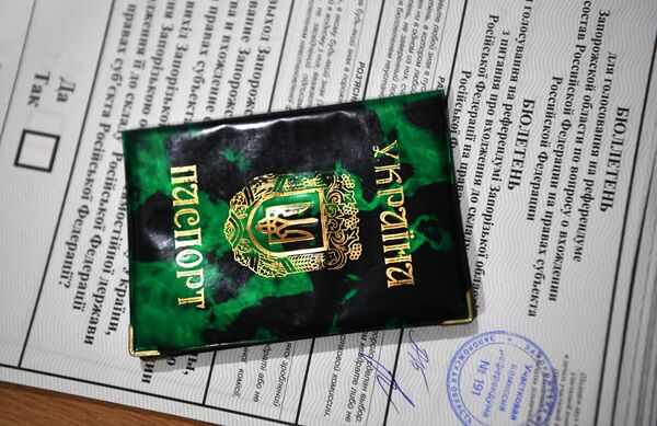 پاسپورت شهروند اوکراین و ورق رای برای رای دادن در همه پرسی در مورد الحاق منطقه Zaporozhye به روسیه. - اسپوتنیک افغانستان  