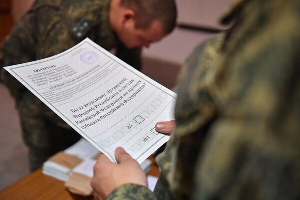 سربازان شبه نظامی خلق LPR در لوگانسک در یک همه پرسی در مورد ورود LPR به روسیه رای می دهند. - اسپوتنیک افغانستان  