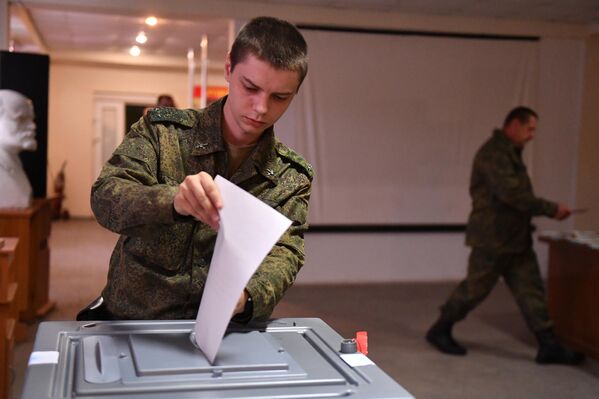 سربازان شبه نظامی خلق LPR در لوگانسک طی همه پرسی در مورد ورود LPR به روسیه رای می دهند. - اسپوتنیک افغانستان  