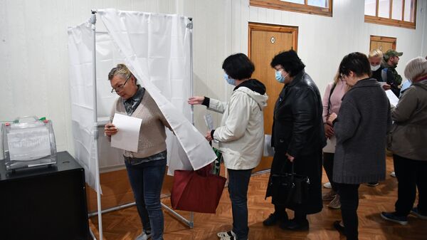Люди голосуют на референдуме о присоединении Запорожской области к России на избирательном участке на Мелитопольском предприятии - اسپوتنیک افغانستان  