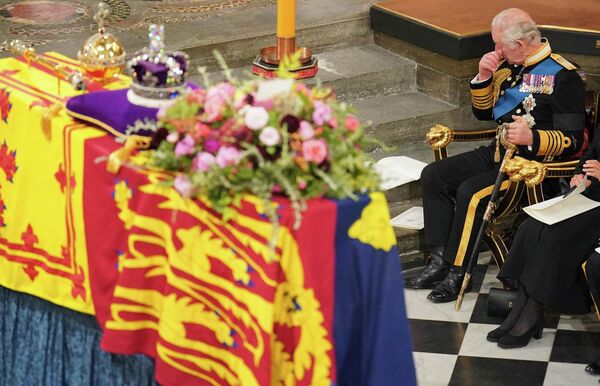 پادشاه چارلز سوم در مراسم تشییع جنازه ملکه الیزابت دوم در کلیسای وست مینستر لندن. - اسپوتنیک افغانستان  