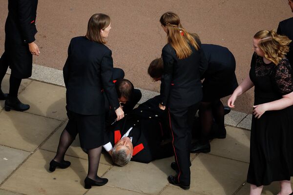 ادای احترام در هنگام تشییع جنازه ملکه الیزابت دوم، یکی از یکی از کارکنان کاخ باکینگهام بیهوش شد. - اسپوتنیک افغانستان  