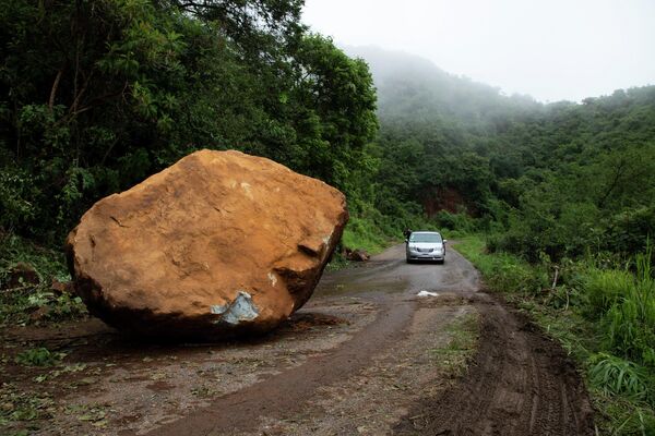 سنگی بزرگ در مکزیک در یک جاده باعث ترافیک شد. - اسپوتنیک افغانستان  