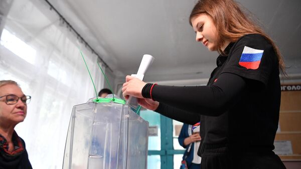 Девушка голосует на референдуме о присоединении Запорожской области к России на избирательном участке в Мелитополе - اسپوتنیک افغانستان  