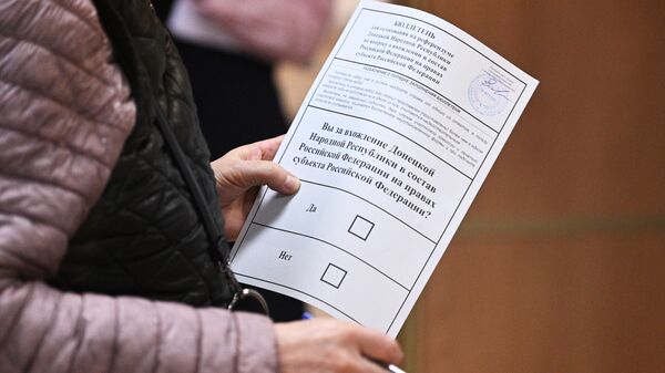 Женщина голосует на референдуме на избирательном участке в посольстве ДНР в Москве - اسپوتنیک افغانستان  