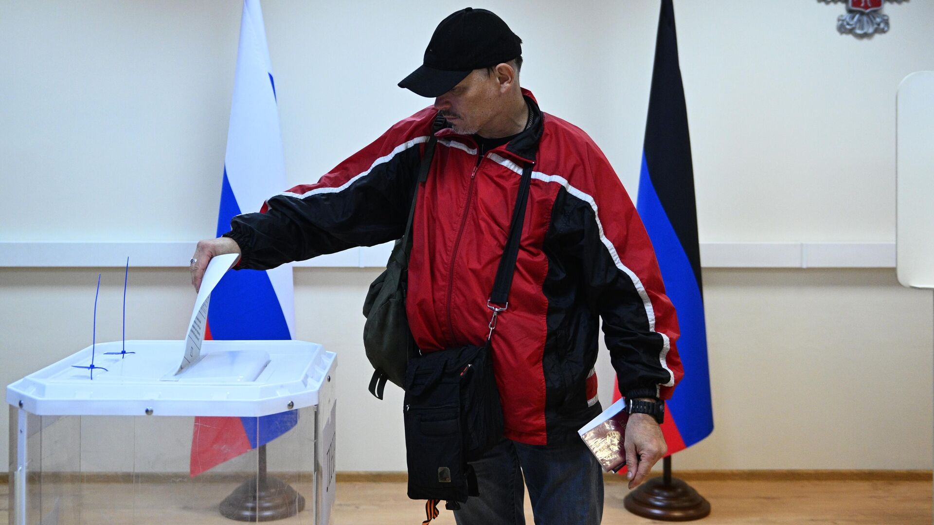 Мужчина голосует на референдуме на избирательном участке в посольстве ДНР в Москве - اسپوتنیک افغانستان  , 1920, 27.09.2022