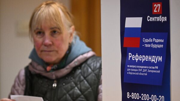 Женщина голосует на референдуме на избирательном участке в посольстве ДНР в Москве - اسپوتنیک افغانستان  
