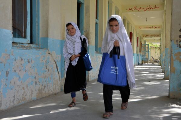 رفتن دختران در 24 سپتامبر 2022 برای شرکت در صنف در یک مکتب در کندهار  - اسپوتنیک افغانستان  