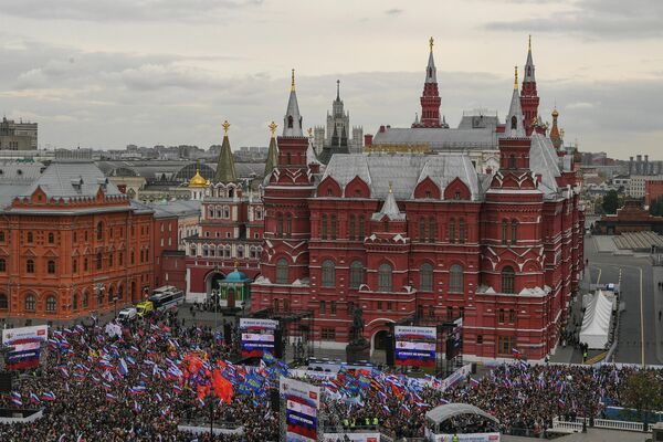 مردم به گردهمایی &quot;بیایید نزدیکان خود را رها نکنیم&quot; در میدان مانژنایا شهر مسکو تجمع کردند. - اسپوتنیک افغانستان  