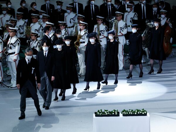 شاهزاده آکی‌شینو، ولیعهد جاپان ، سمت چپ دوم، و دیگر اعضای خانواده سلطنتی در مراسم تشییع جنازه شینزو آبه، نخست وزیر فقید جاپان در نیپون بودوکان در توکیو. - اسپوتنیک افغانستان  