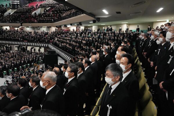 صف شرکت کنندگان در مراسم تشییع جنازه شینزو آبه نخست وزیر فقید جاپان. - اسپوتنیک افغانستان  