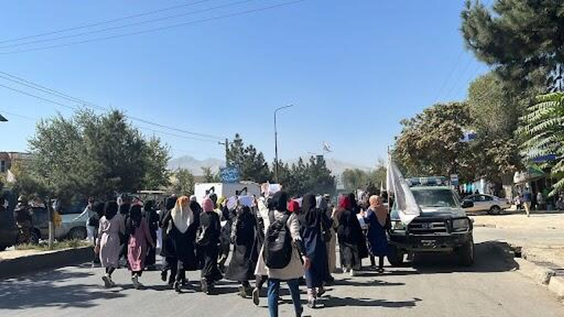  اعتراض دانش‌آموزان دختر با خشونت طالبان مواجه شد - اسپوتنیک افغانستان  , 1920, 01.10.2022