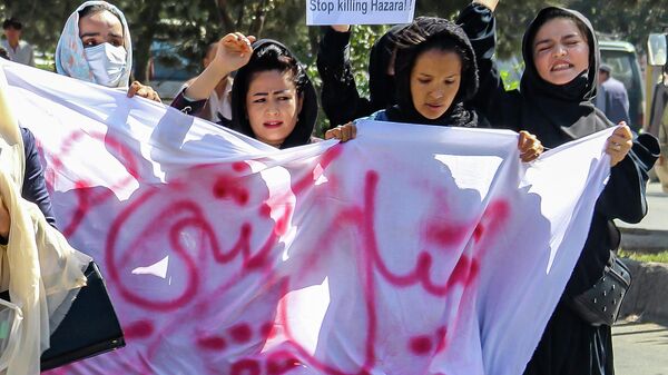 Афганские женщины с плакатами скандируют лозунги во время акции протеста проив геноцида хазарейцев на следующий день после теракта смертника в учебном центре Дашт-э-Барчи в Кабуле - اسپوتنیک افغانستان  