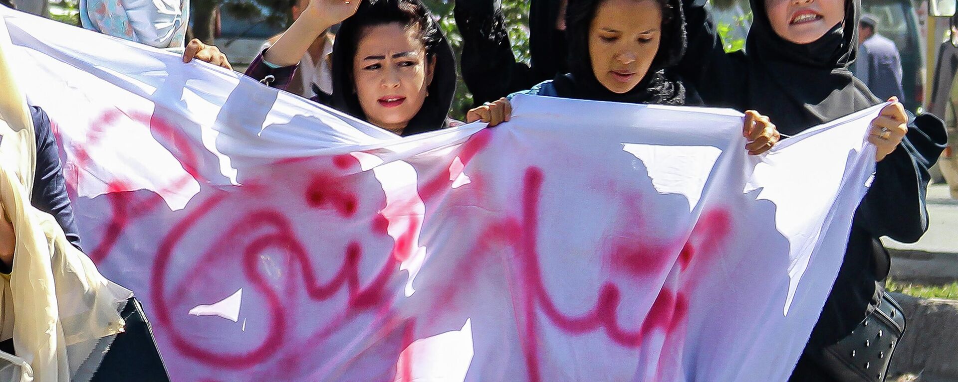 Афганские женщины с плакатами скандируют лозунги во время акции протеста проив геноцида хазарейцев на следующий день после теракта смертника в учебном центре Дашт-э-Барчи в Кабуле - اسپوتنیک افغانستان  , 1920, 02.10.2022
