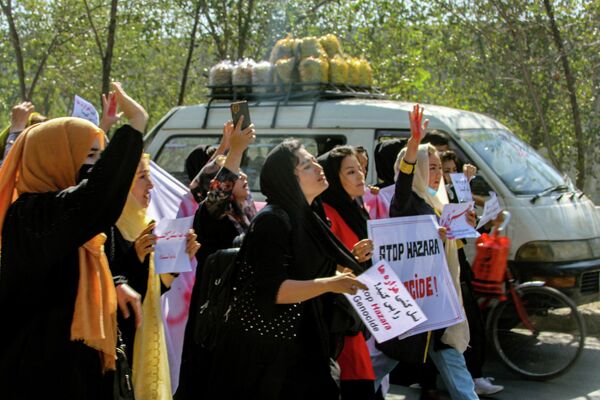 گروهی از زنان معترض پیش از چاشت روز شنبه، 9  میزان در غرب کابل به خیابان آمدند. - اسپوتنیک افغانستان  