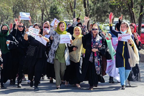معترضان در جریان راهپیمایی شعار &quot;نسل‌کشی جنایت است، خاموشی خیانت است&quot; را سر می‌دهند. - اسپوتنیک افغانستان  