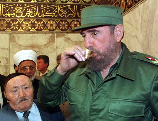  فیدل کاسترو، رئیس جمهور کوبا سابق از دوستداران سرسخت قهوه بود. - اسپوتنیک افغانستان  
