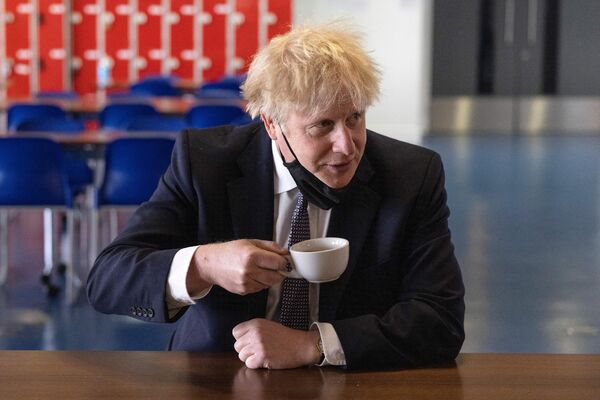 بوریس جانسون، نخست وزیر بریتانیا با پیاله قهوه در دست. - اسپوتنیک افغانستان  