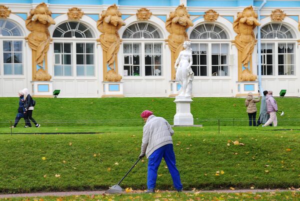 کاخ کاترین قصر تابستانی متعلق به کاترین اول، همسر پتر کبیر، یکی از دیدنی‌های سنت پترزبورگ و جاذبه‌های روسیه در محلی به نام تزارسکویه سلو (Tsarskoye Selo) به معنی دهکده تزارها قرار دارد. - اسپوتنیک افغانستان  