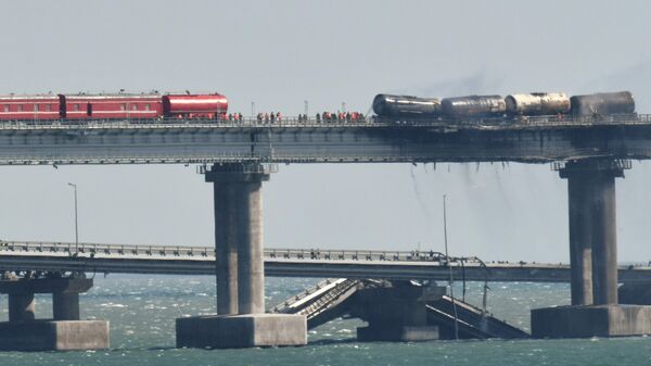 Железнодорожные составы с цистернами на Крымском мосту, на автомобильной части которого со стороны Таманского полуострова произошел подрыв грузового автомобиля - اسپوتنیک افغانستان  