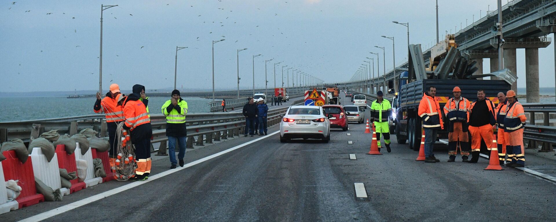 Движение легковых автомобилей и автобусов по Крымскому мосту возобновлено с прохождением полной процедуры осмотра и осуществляется со стороны Керчи в сторону Тамани в реверсивном режиме - اسپوتنیک افغانستان  , 1920, 17.07.2023