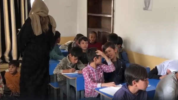 مکتب پنهانی که بالاتر از صنف هفتم را به دانش آموزان مکتب رایگان تدریس میکند - اسپوتنیک افغانستان  