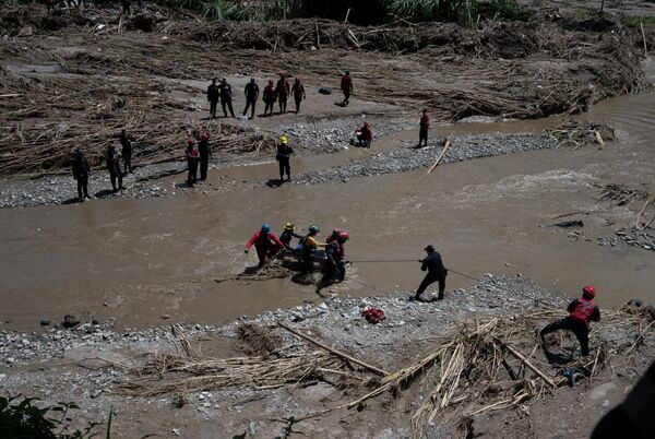 در جستجوی زنده ماندگان پس از رانش زمین و سیلاب شدید در ونزوئلا - اسپوتنیک افغانستان  