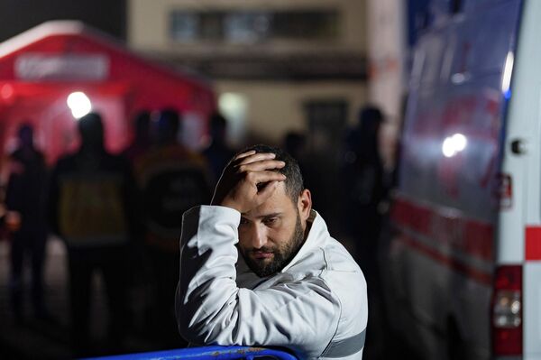ده‌ها نفر از بستگان کارگران در محل حادثه حاضر شده‌اند. - اسپوتنیک افغانستان  