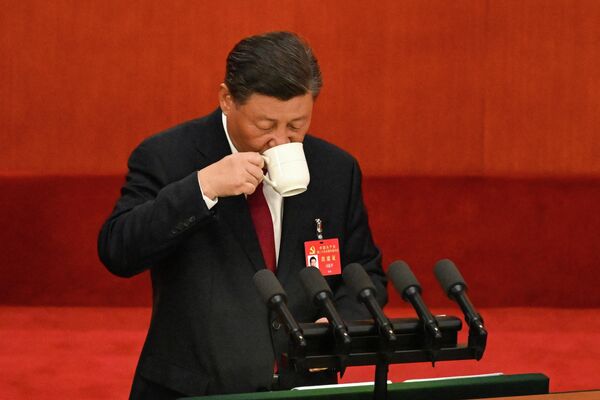 رئیس جمهور چین، شی جین پینگ، هنگام سخنرانی در نشست گشایش بیستمین کنگره حزب کمونیست چین در تالار بزرگ مردم در پکن در 16 اکتوبر 2022 یک نوشیدنی می نوشد. - اسپوتنیک افغانستان  