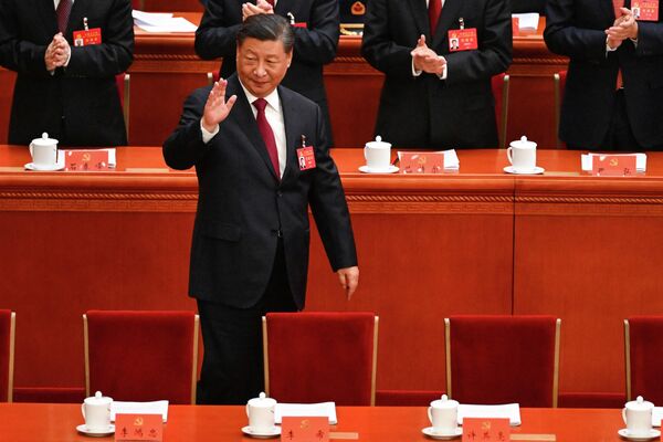 رئیس جمهور چین شی جین پینگ هنگام ورود به نشست گشایش بیستمین کنگره حزب کمونیست چین در تالار بزرگ مردم در پکن در 16 اکتوبر 2022 دست تکان می دهد. - اسپوتنیک افغانستان  