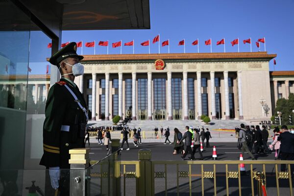 یکی از اعضای امنیتی در حال نگهبانی ورود مردم برای نشست گشایش بیستمین کنگره حزب کمونیست چین در تالار بزرگ مردم در پکن در 16 اکتوبر 2022 است. - اسپوتنیک افغانستان  