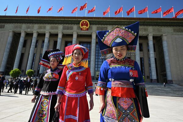 نمایندگان پس از نشست گشایش بیستمین کنگره حزب کمونیست چین در تالار بزرگ مردم در پکن در 16 اکتوبر 2022 دیده می شوند. - اسپوتنیک افغانستان  
