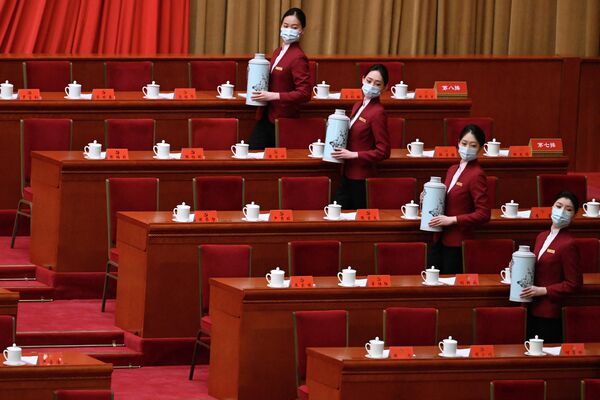 حاضران چای را پیش از گشایش نشست بیستمین کنگره حزب کمونیست چین در تالار بزرگ مردم در پکن در 16 اکتوبر 2022 سرو می کنند. - اسپوتنیک افغانستان  