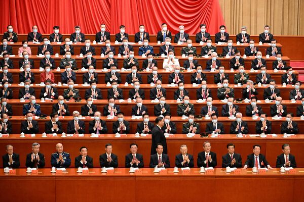 رئیس جمهور چین شی جین پینگ (C) در نشست گشایش بیستمین کنگره حزب کمونیست چین در تالار بزرگ مردم در پکن در 16 اکتوبر 2022 از کنار نمایندگان می گذرد.  - اسپوتنیک افغانستان  