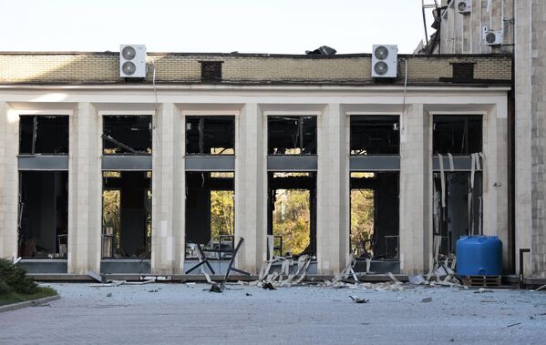  ساختمان مدیریت شهری در مرکز دونتسک که در نتیجه گلوله باران نیروهای مسلح اوکراین آسیب دیده است. - اسپوتنیک افغانستان  
