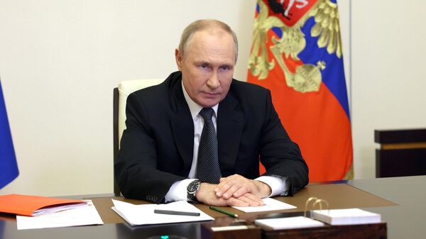 Президент РФ Владимир Путин проводит оперативное совещание с постоянными членами Совета безопасности РФ в режиме видеоконференции - اسپوتنیک افغانستان  