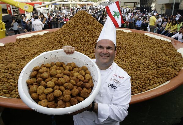 سرآشپز لبنانی با سطلی از فلافل سرخ شده/ هرساله در تمام جهان، مردم 20 اکتبر را روز جهانی سرآشپز می دانند و این روز را جشن می ‌گیرند. - اسپوتنیک افغانستان  