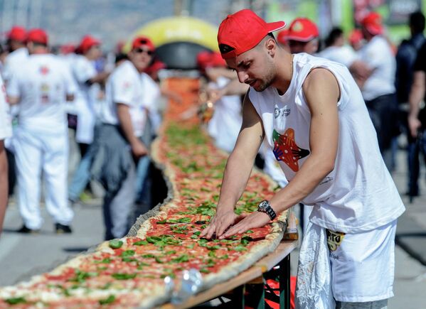 روز جهانی سرآشپز/ طبخ بزرگترین پیتزا در نپال. - اسپوتنیک افغانستان  