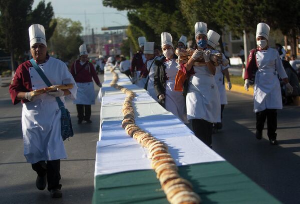 روز جهانی سرآشپز/ طبخ طولانی ترین کیک جهان در مکزیک رکورد گینس را شکست. - اسپوتنیک افغانستان  